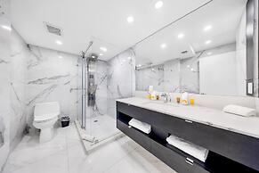 Chic Bayfront Condo With Stunning View