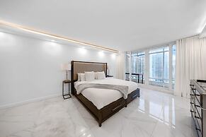 Chic Bayfront Condo With Stunning View