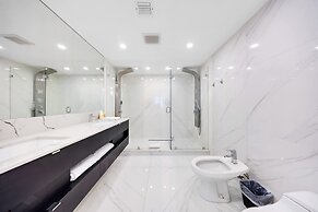 Chic Bayfront Condo With Stunning View