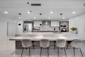 Chic Bayfront Condo With Stunning View