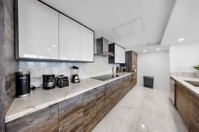 Chic Bayfront Condo With Stunning View