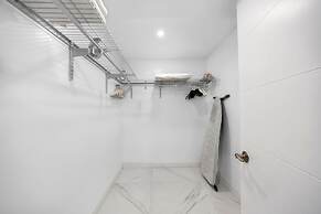 Chic Bayfront Condo With Stunning View