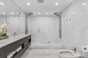 Chic Bayfront Condo With Stunning View