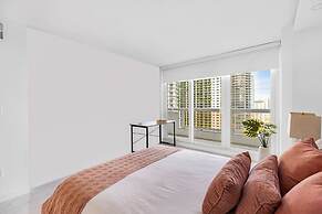 Chic Bayfront Condo With Stunning View