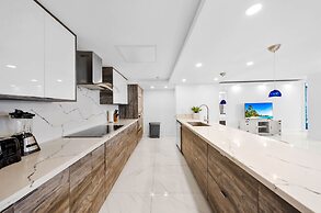 Chic Bayfront Condo With Stunning View