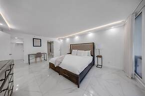 Chic Bayfront Condo With Stunning View