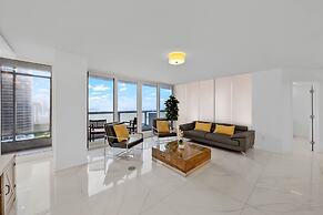 Chic Bayfront Condo With Stunning View