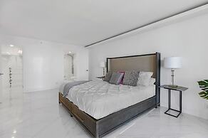 Chic Bayfront Condo With Stunning View