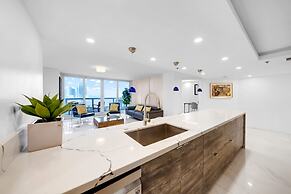 Chic Bayfront Condo With Stunning View