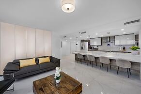 Chic Bayfront Condo With Stunning View