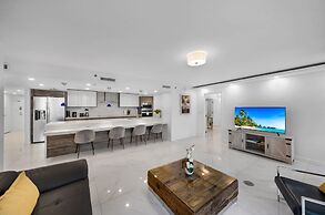 Chic Bayfront Condo With Stunning View