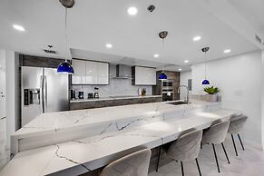 Chic Bayfront Condo With Stunning View