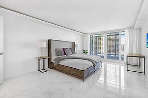 Chic Bayfront Condo With Stunning View