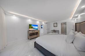 Chic Bayfront Condo With Stunning View