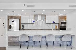 Chic Bayfront Condo With Stunning View