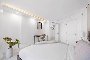 Chic Bayfront Condo With Stunning View