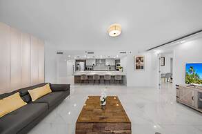 Chic Bayfront Condo With Stunning View