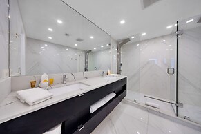 Chic Bayfront Condo With Stunning View