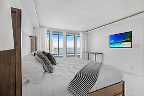 Chic Bayfront Condo With Stunning View