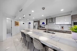 Chic Bayfront Condo With Stunning View