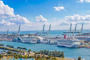 Chic Bayfront Condo With Stunning View