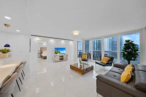 Chic Bayfront Condo With Stunning View