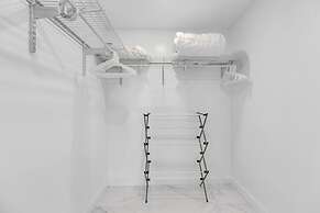 Chic Bayfront Condo With Stunning View