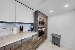 Chic Bayfront Condo With Stunning View