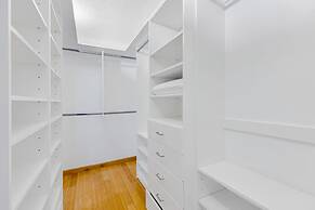 Stunning Balcony Views 4 Bedroom