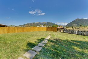 10 Mi to Taos Ski Valley: Mtn-view Duplex w/ Deck!