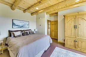 10 Mi to Taos Ski Valley: Mtn-view Duplex w/ Deck!