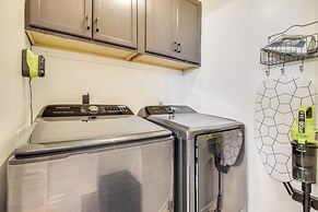 Near Dtwn & Beach: Savannah Home w/ Game Room!