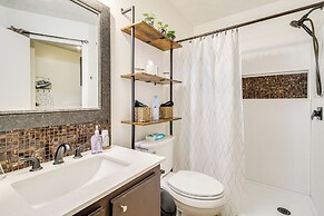 Near Dtwn & Beach: Savannah Home w/ Game Room!