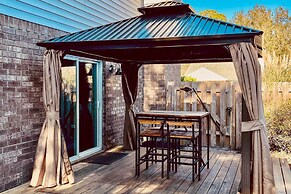 Near Dtwn & Beach: Savannah Home w/ Game Room!