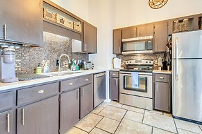 Near Dtwn & Beach: Savannah Home w/ Game Room!