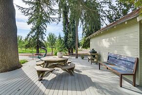 Quiet Home Near Sacramento River: Deck & Fire Pit