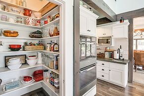Quiet Home Near Sacramento River: Deck & Fire Pit