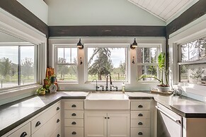 Quiet Home Near Sacramento River: Deck & Fire Pit