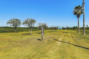 Quiet River Retreat ~ 20 Mi to Port Lavaca!