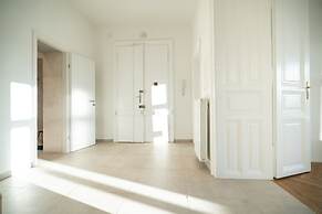 Rochus Stylish Stays