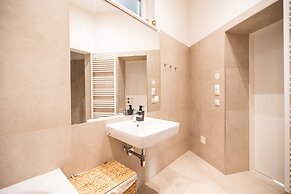 Rochus Stylish Stays