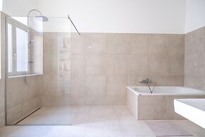 Rochus Stylish Stays