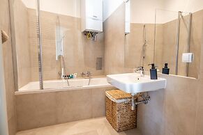 Rochus Stylish Stays