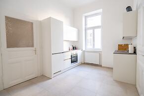 Rochus Stylish Stays