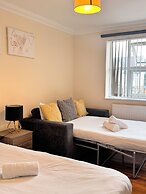Stay Near Heathrow! Pristine, Convenient & Only 5 Mins to the Terminal