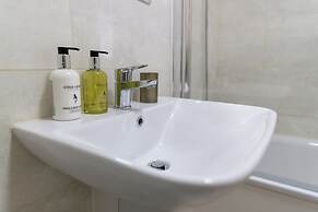 Stay Near Heathrow! Pristine, Convenient & Only 5 Mins to the Terminal