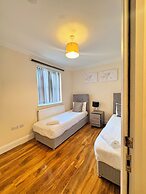 Stay Near Heathrow! Pristine, Convenient & Only 5 Mins to the Terminal