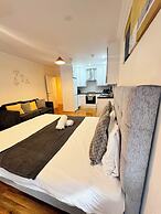 Stay Near Heathrow! Pristine, Convenient & Only 5 Mins to the Terminal