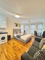 Stay Near Heathrow! Pristine, Convenient & Only 5 Mins to the Terminal