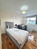 Stay Near Heathrow! Pristine, Convenient & Only 5 Mins to the Terminal